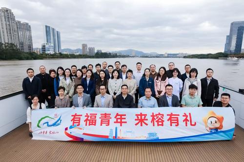 图3-活动合影 图3-活动合影